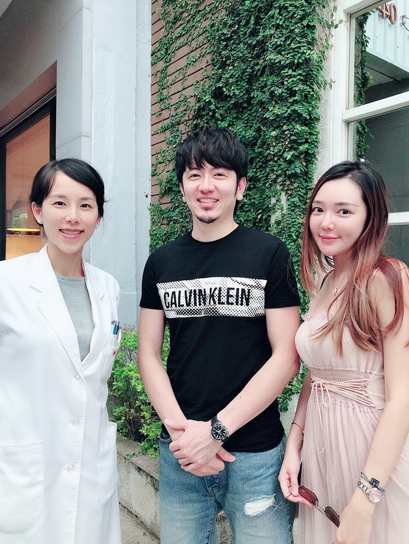 隱適美隱形牙套日記-invisalign-戴蒙矯正器-牙齒矯正心得比較-Angus與隱適美白金菁英級講師楊念珊醫師合照