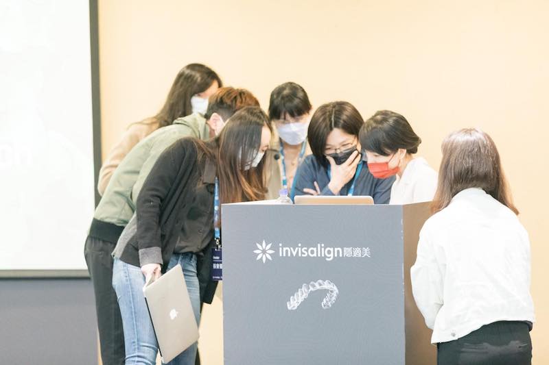 楊念珊醫師於2022隱適美認證課程中為醫師解說花絮-2