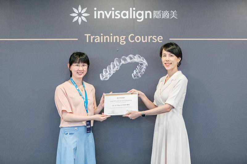 楊念珊醫師與參加2022隱適美認證課程醫師合影