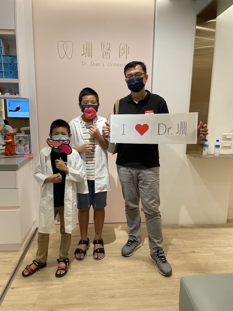 2022小小牙醫營-小朋友與家長合影紀念-1-楊念珊醫師-台中-牙齒矯正醫師