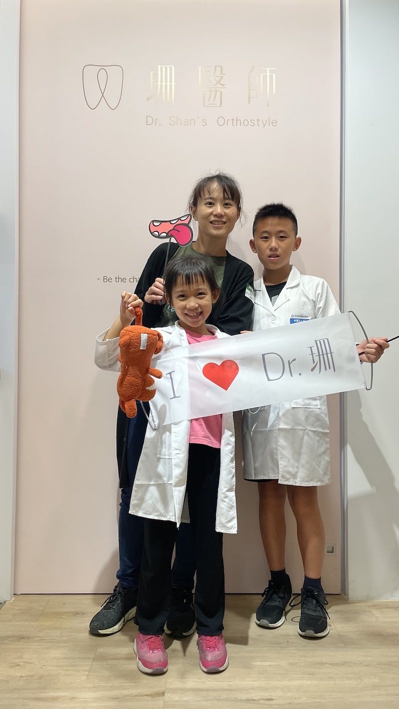 2022小小牙醫營-小朋友與家長合影紀念-3-楊念珊醫師-台中-牙齒矯正醫師