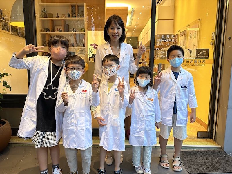 2022小小牙醫營-小朋友與珊醫師合影紀念-1-楊念珊醫師-台中-牙齒矯正醫師
