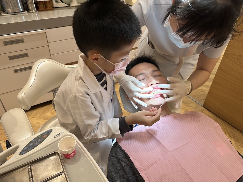 2022小小牙醫營-親子互動遊戲-學習正確潔牙方式-3-楊念珊醫師-台中-牙齒矯正醫師