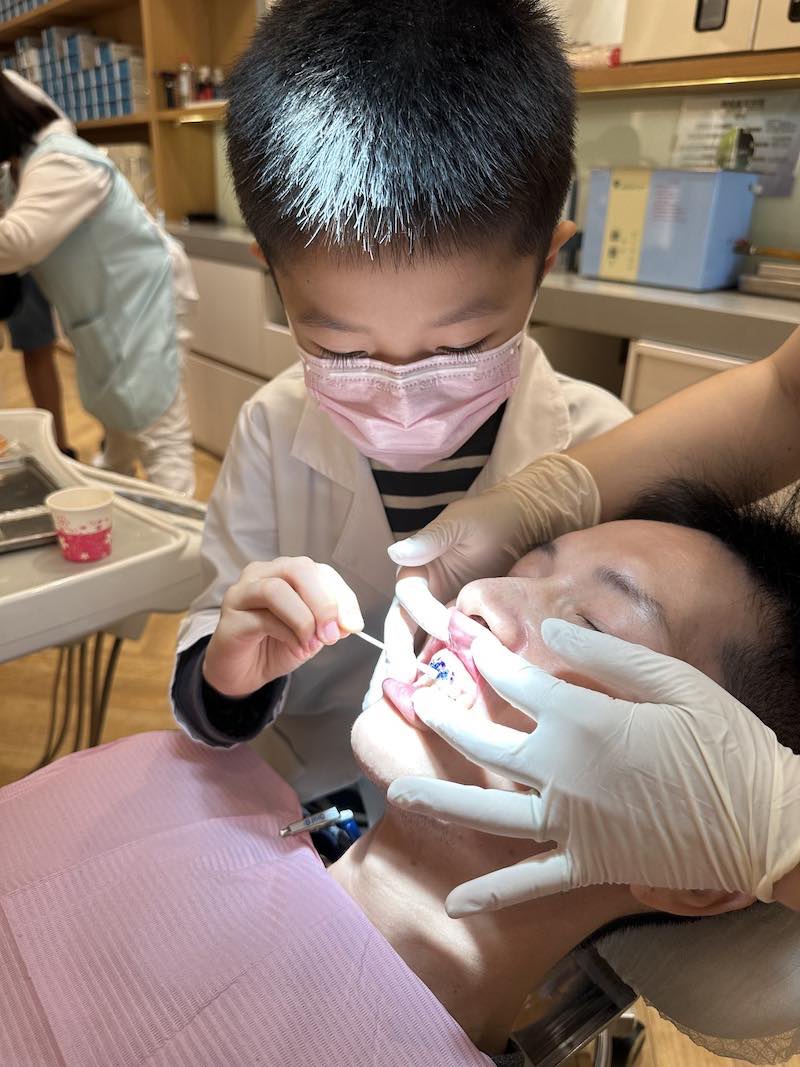 2022小小牙醫營-親子互動遊戲-學習正確潔牙方式-4-楊念珊醫師-台中-牙齒矯正醫師