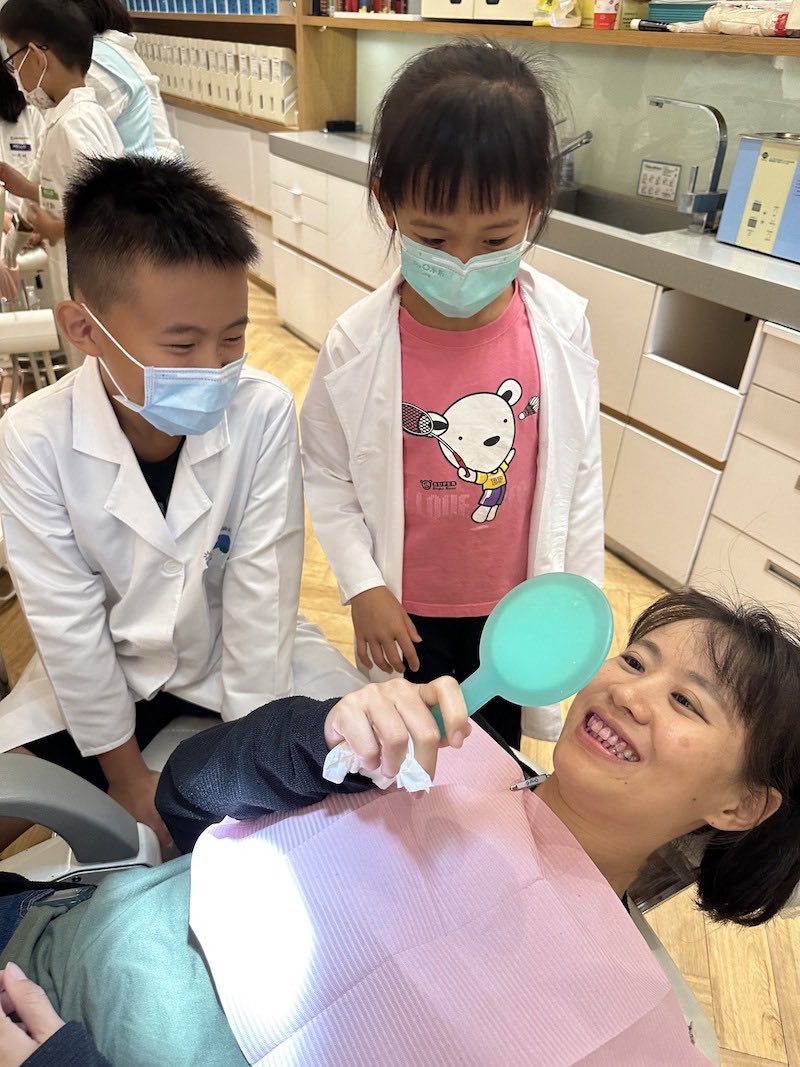 2022小小牙醫營-親子互動遊戲-學習正確潔牙方式-5-楊念珊醫師-台中-牙齒矯正醫師