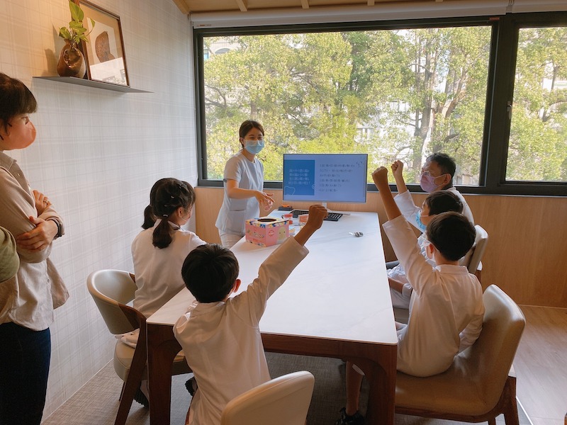 2022小小牙醫營-遊戲互動花絮-3-楊念珊醫師-台中-牙齒矯正醫師