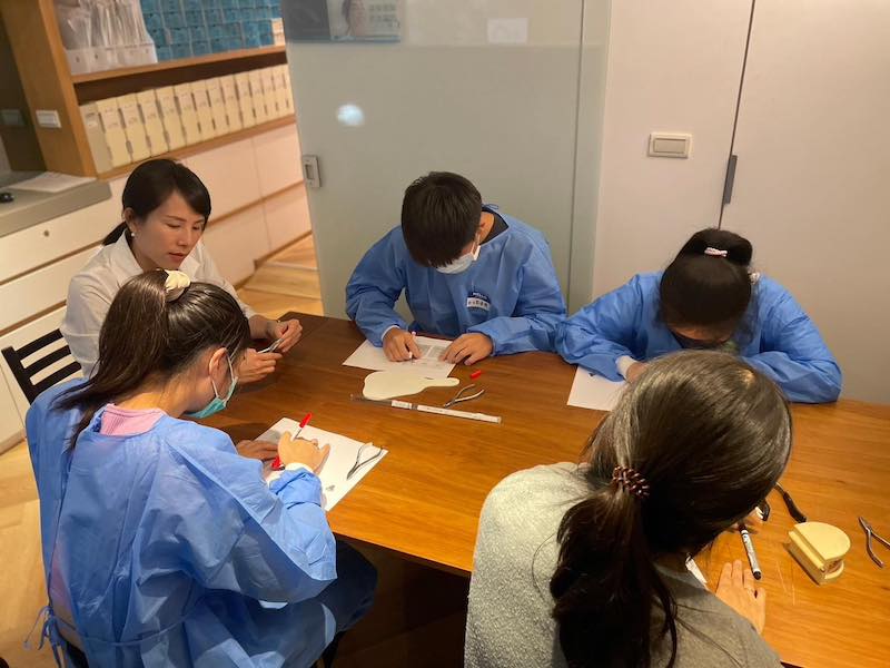 高中生在2023大大牙醫營體驗3D掃描牙齒排列