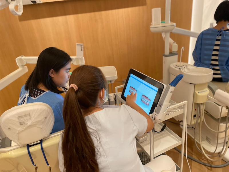 高中生在2023大大牙醫營體驗3D掃描牙齒排列