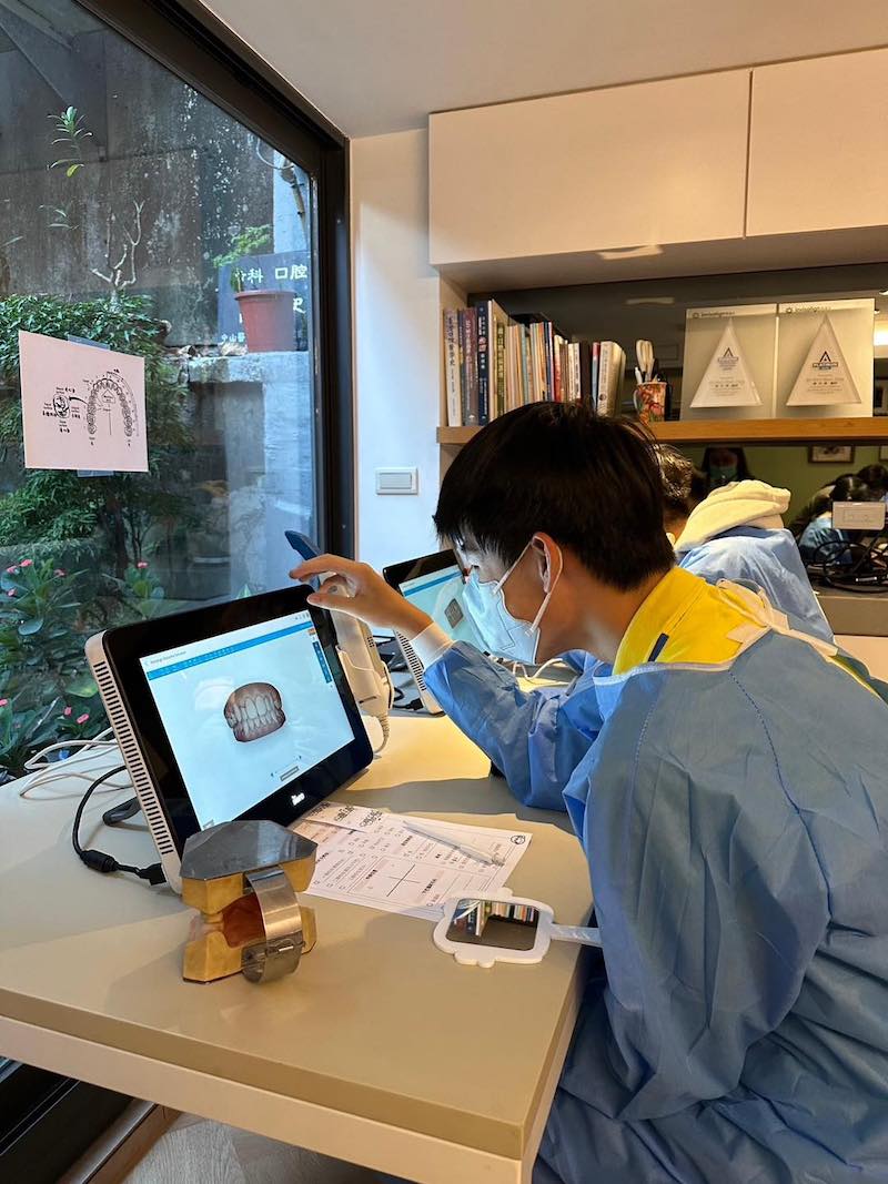 高中生在2023大大牙醫營體驗3D掃描牙齒排列