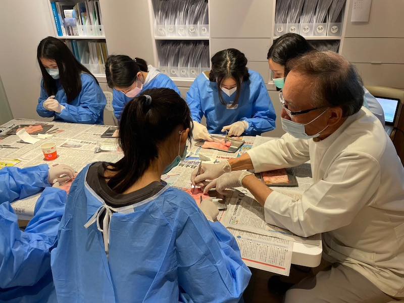 高中生在2023大大牙醫營體驗實作外科豬皮縫合