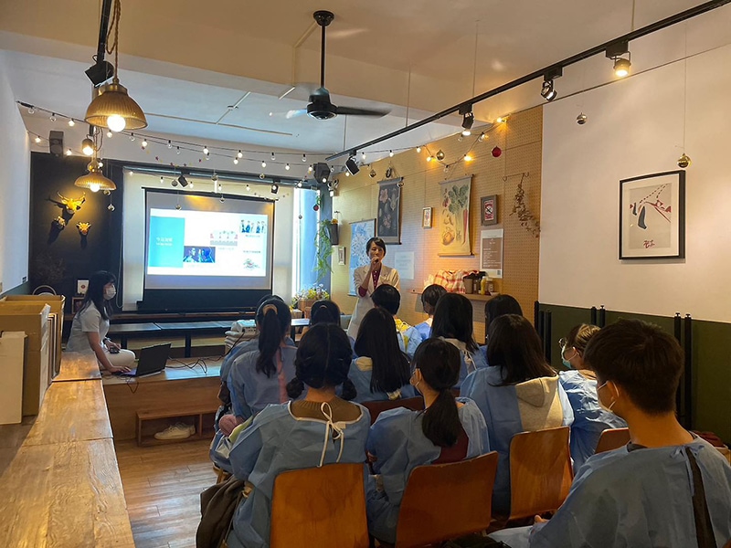 珊醫師於2023大大牙醫營與高中生進行座談會分享