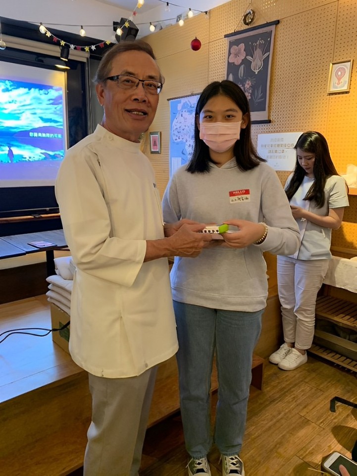 珊醫師父親楊史伯醫師與參加2023大大牙醫營活動的高中生合影紀念