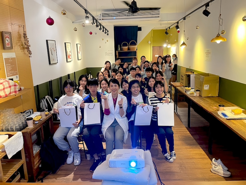 珊醫師與參加2023大大牙醫營活動的高中生大合影
