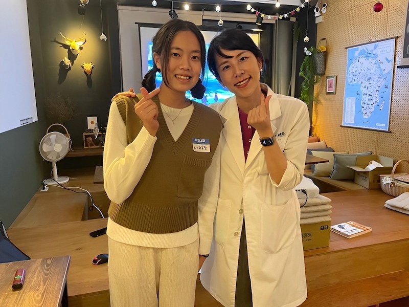 珊醫師與參加2023大大牙醫營活動的高中生合影紀念