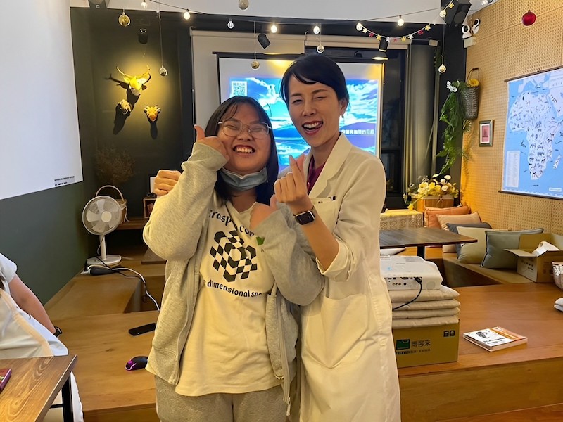 珊醫師與參加2023大大牙醫營活動的高中生合影紀念