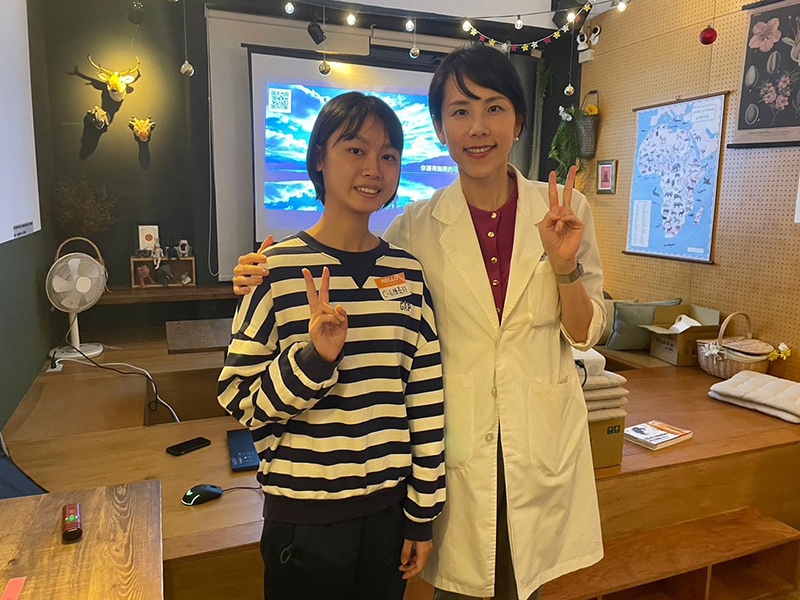 珊醫師與參加2023大大牙醫營活動的高中生合影紀念