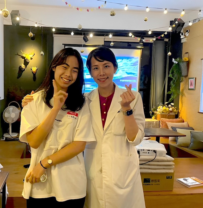 珊醫師與參加2023大大牙醫營活動的高中生合影紀念