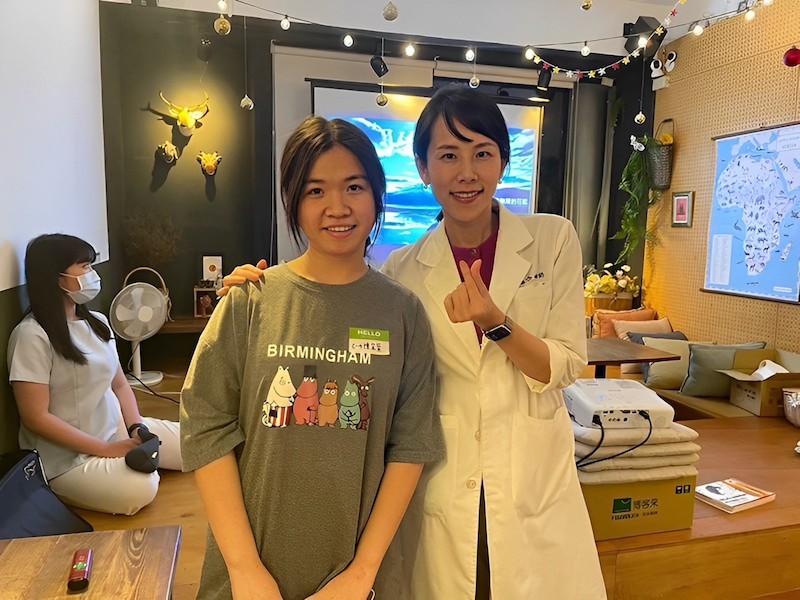 珊醫師與參加2023大大牙醫營活動的高中生合影紀念