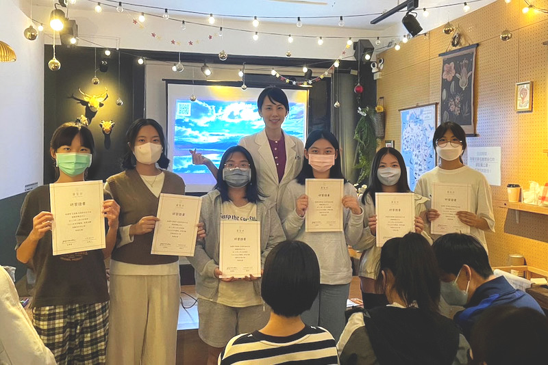 珊醫師與參加2023大大牙醫營活動的高中生合影紀念