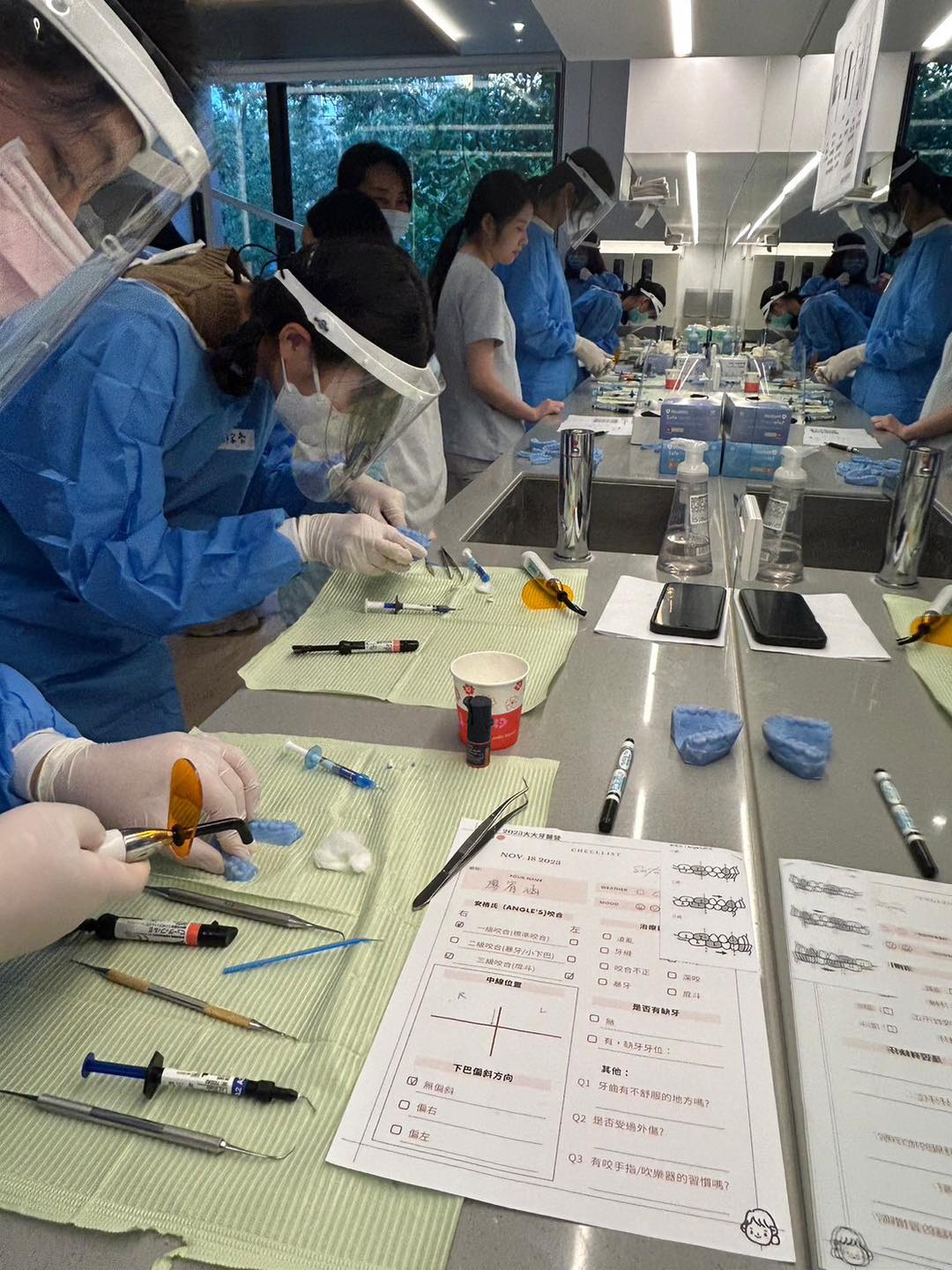 高中生在2023大大牙醫營體驗蛀牙補牙