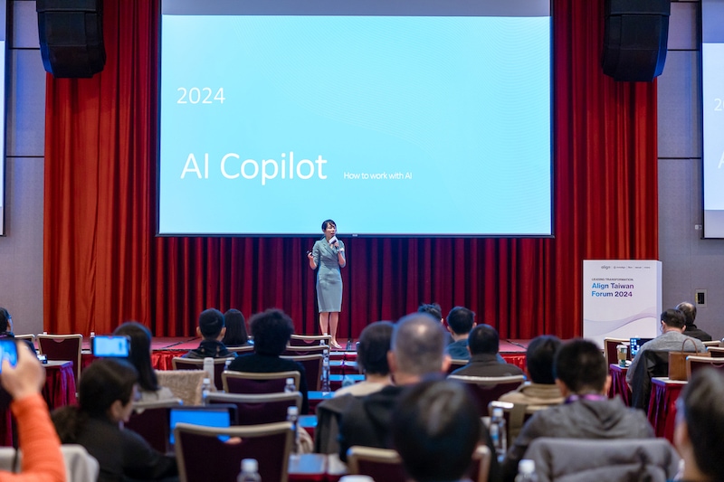 珊醫師在《2024 隱適美Taiwan Forum》進行演講