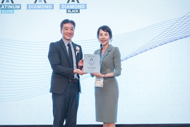 珊醫師在《2024 隱適美Taiwan Forum》獲頒第五年的隱適美鑽石級醫師認證